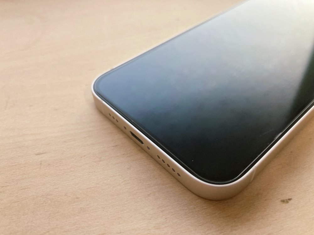 DAISOのiPhone12用の保護ガラスをiPhone13に貼り付ける